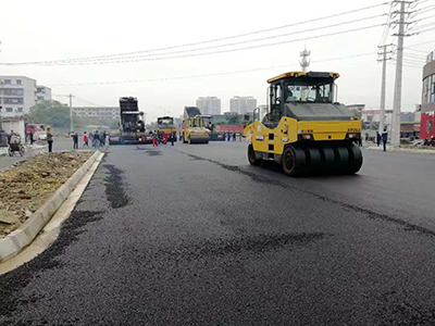 成都瀝青道路工程施工現(xiàn)場(chǎng)